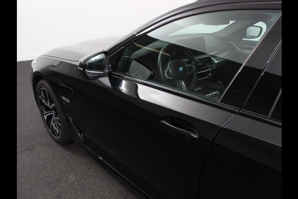 BMW 5 Serie Touring 530e M Sport PHEV AUTOMAAT 292PK Climate control Adaptieve cruise control Keyless Parkeersensoren Achteruitrijcamera Panoramadak LED Verwarmde voorstoelen Trekhaak Apple Carplay/ Android Auto