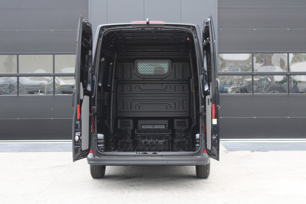 Volkswagen Crafter 35 2.0 TDI L3H3 177pk - LED koplampen - Navigatie - Geveerde stoel - Cruise - Camera - DAB - Parkeersensoren - Rijklaar