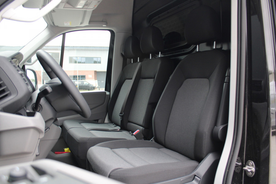 Volkswagen Crafter 35 2.0 TDI L3H3 177pk - LED koplampen - Navigatie - Geveerde stoel - Cruise - Camera - DAB - Parkeersensoren - Rijklaar
