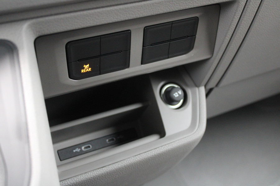 Volkswagen Crafter 35 2.0 TDI L3H3 177pk - LED koplampen - Navigatie - Geveerde stoel - Cruise - Camera - DAB - Parkeersensoren - Rijklaar