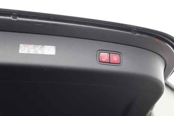 Mercedes-Benz GLC 300e AMG 4-Matic | 313PK | Achterasbesturing | Luchtvering | Head-up | Pano | Keyles-go | Sfeerverlichting | Distronic | Burmest Mercedes-Benz GLC 300e AMG 4-Matic | 313PK | Achterasbesturing | Luchtvering | Head-up | Pano | Keyles-go | Sfeerverlichting | Distronic | Burmest
