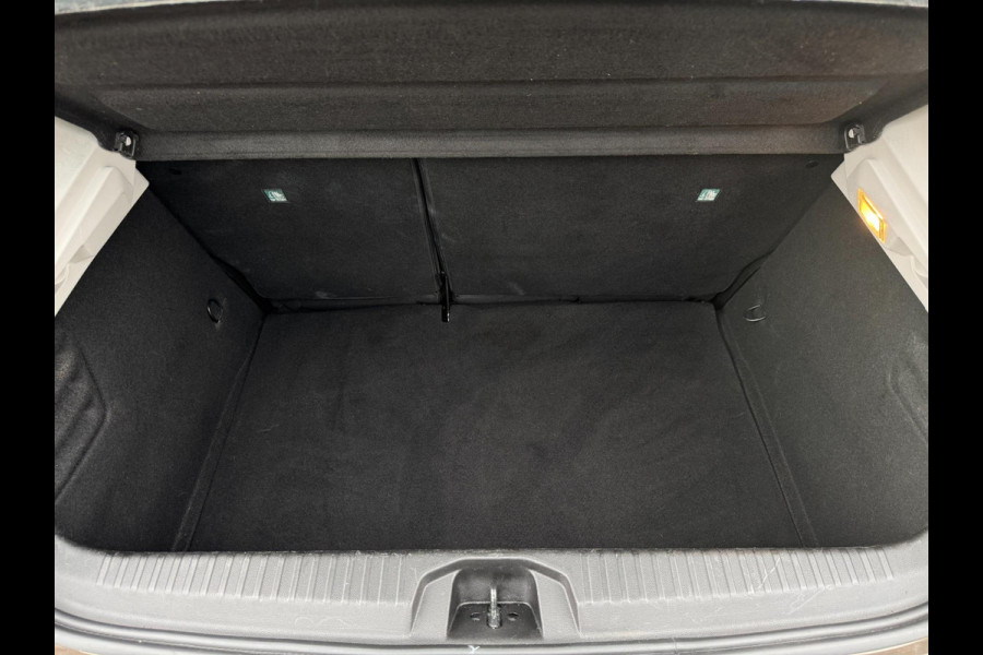 Renault Clio 1.0 TCe Zen NL AUTO / 4-SEIZOENENBANDEN / NAVI / CRUISE / PARKEERSENSOREN ACHTER / CARPLAY