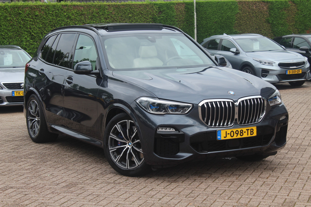 BMW X5 xDrive30d High Exe. 7p. M Sport / Trekhaak / Panoramadak / Camera / Head-up / Softclose / 20'' / Harman Kardon / Luchtvering / Laser LED / Keyless / Leder / Apple CarPlay / Stuurverwarming / DAB / ACC / Zonnescherm zijruite BMW X5 xDrive30d High Exe. 7p. M Sport / Trekhaak / Panoramadak / Camera / Head-up / Softclose / 20'' / Harman Kardon / Luchtvering / Laser LED / Keyless / Leder / Apple CarPlay / Stuurverwarming / DAB / ACC / Zonnescherm zijruite