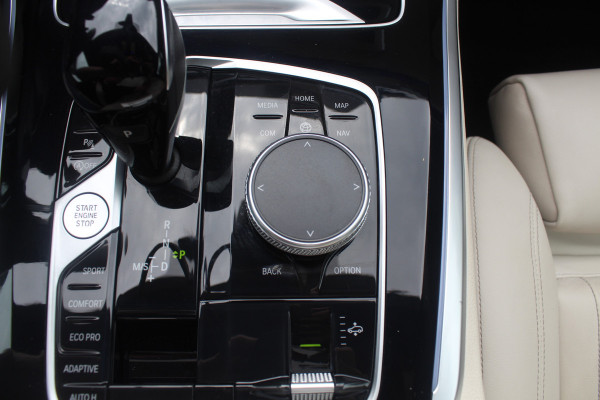 BMW X5 xDrive30d High Exe. 7p. M Sport / Trekhaak / Panoramadak / Camera / Head-up / Softclose / 20'' / Harman Kardon / Luchtvering / Laser LED / Keyless / Leder / Apple CarPlay / Stuurverwarming / DAB / ACC / Zonnescherm zijruite