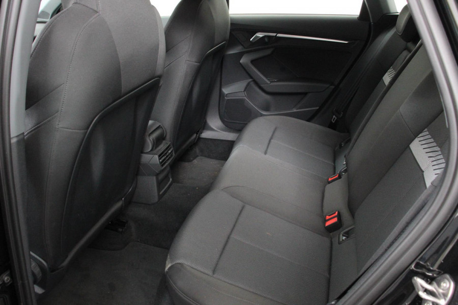 Audi A3 Sportback 35 TFSI 150pk S-Tronic / Automaat Business Edition Audi A3 Sportback 35 TFSI 150pk S -Tronic Business Edition *** Nieuw Model *** | Navigatie | Climate control | Cruise control Adaptive | DAB | Digitale Cockpit | Lichtmetalen velgen | Parkeer sensoren | Stoelverwarming