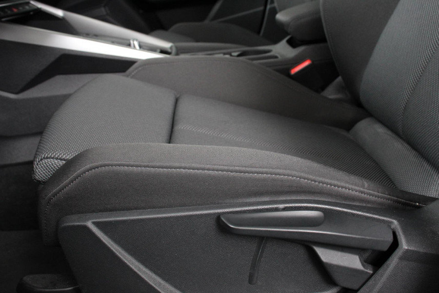 Audi A3 Sportback 35 TFSI 150pk S-Tronic / Automaat Business Edition Audi A3 Sportback 35 TFSI 150pk S -Tronic Business Edition *** Nieuw Model *** | Navigatie | Climate control | Cruise control Adaptive | DAB | Digitale Cockpit | Lichtmetalen velgen | Parkeer sensoren | Stoelverwarming