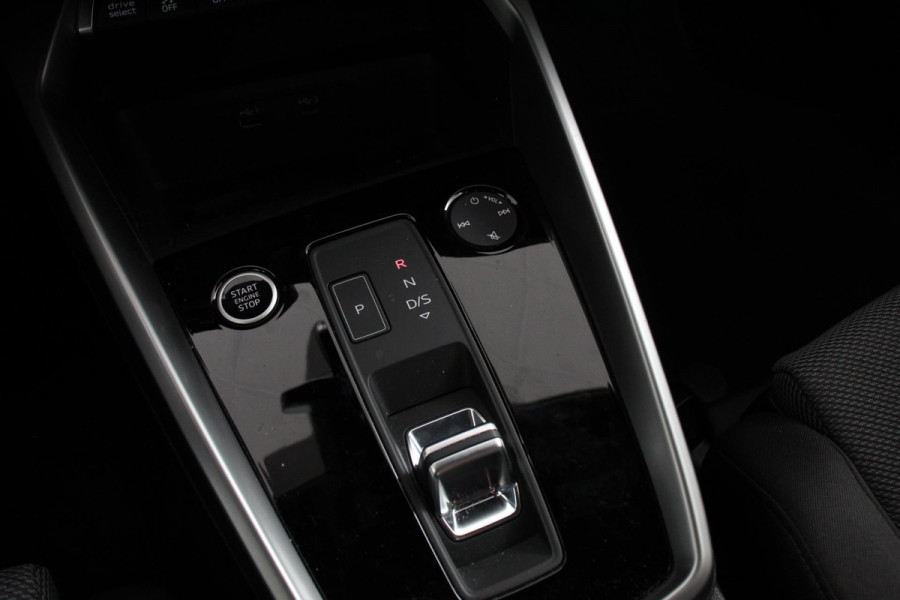 Audi A3 Sportback 35 TFSI 150pk S-Tronic / Automaat Business Edition Audi A3 Sportback 35 TFSI 150pk S -Tronic Business Edition *** Nieuw Model *** | Navigatie | Climate control | Cruise control Adaptive | DAB | Digitale Cockpit | Lichtmetalen velgen | Parkeer sensoren | Stoelverwarming