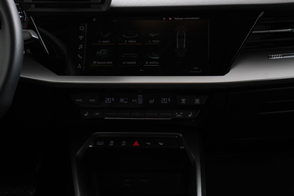 Audi A3 Sportback 35 TFSI 150pk S-Tronic / Automaat Business Edition Audi A3 Sportback 35 TFSI 150pk S -Tronic Business Edition *** Nieuw Model *** | Navigatie | Climate control | Cruise control Adaptive | DAB | Digitale Cockpit | Lichtmetalen velgen | Parkeer sensoren | Stoelverwarming