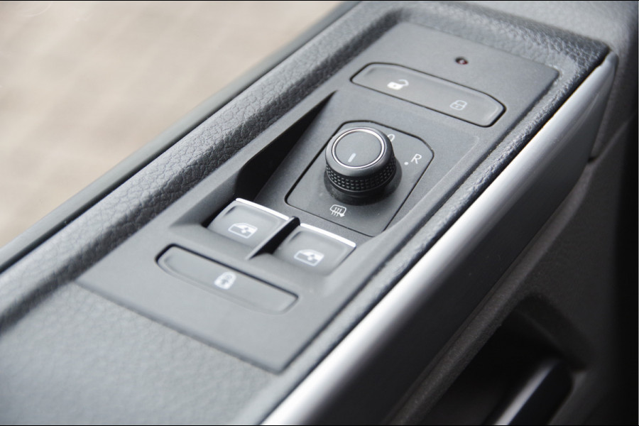 Volkswagen Transporter 2.0 TDI L2 BULLI, 3-ZITS, 150PK AUT. LED, ADAPT. CRUISE, TREKHAAK, APPLE CARPLAY, NAVI, AIRCO, PARKEERSENSOREN, NL AUTO, NAP