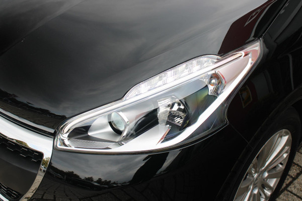 Peugeot 208 1.2 110PK AUTOMAAT SIGNATURE | NAVIGATIE | APPLE CARPLAY/ANDROID AUTO | PARKEERSENSOREN | DAB+ RADIO | LICHTMETALEN VELGEN | GETINTE RUITEN | CLIMATE CONTROL | CRUISE CONTROL |