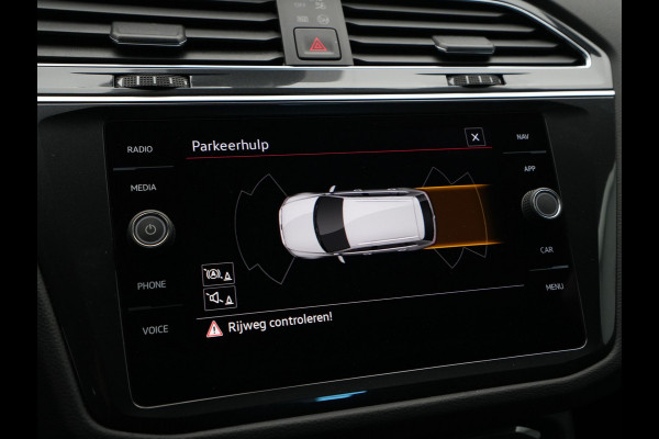 Volkswagen Tiguan 1.5 TSI 150pk DSG R-Line Business+ Navigatie Wegkl. trekhaak Acc Elek. kofferklep 245