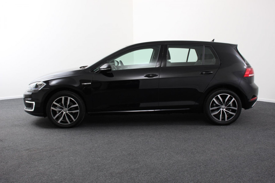 Volkswagen e-Golf Automaat 136pk | Navigatie | Climate Control | Virtuele Cockpit | Camera | Keyless | Stoelverwarming | Parkeer Sensoren | Cruise Control Adaptive | Lichtmetalen velgen 17"