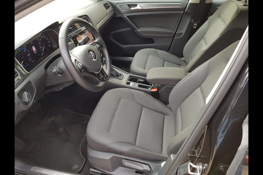 Volkswagen e-Golf Automaat 136pk | Navigatie | Climate Control | Virtuele Cockpit | Camera | Keyless | Stoelverwarming | Parkeer Sensoren | Cruise Control Adaptive | Lichtmetalen velgen 17"