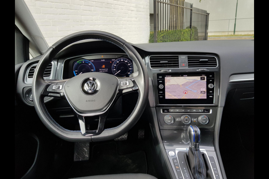Volkswagen e-Golf Automaat 136pk | Navigatie | Climate Control | Virtuele Cockpit | Camera | Keyless | Stoelverwarming | Parkeer Sensoren | Cruise Control Adaptive | Lichtmetalen velgen 17"