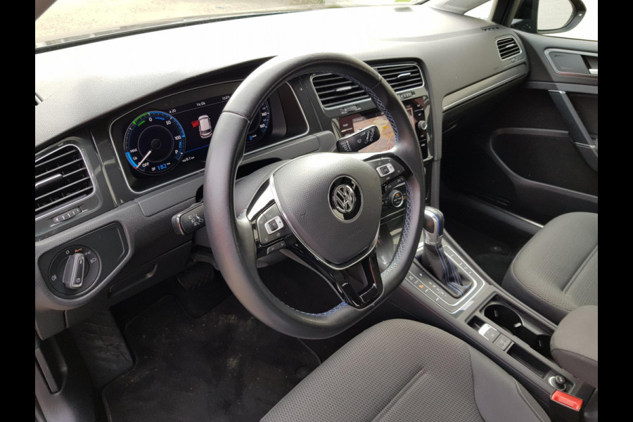 Volkswagen e-Golf Automaat 136pk | Navigatie | Climate Control | Virtuele Cockpit | Camera | Keyless | Stoelverwarming | Parkeer Sensoren | Cruise Control Adaptive | Lichtmetalen velgen 17"