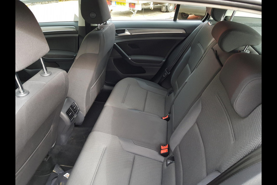 Volkswagen e-Golf Automaat 136pk | Navigatie | Climate Control | Virtuele Cockpit | Camera | Keyless | Stoelverwarming | Parkeer Sensoren | Cruise Control Adaptive | Lichtmetalen velgen 17"