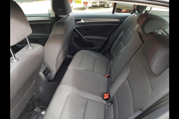 Volkswagen e-Golf Automaat 136pk | Navigatie | Climate Control | Virtuele Cockpit | Camera | Keyless | Stoelverwarming | Parkeer Sensoren | Cruise Control Adaptive | Lichtmetalen velgen 17"