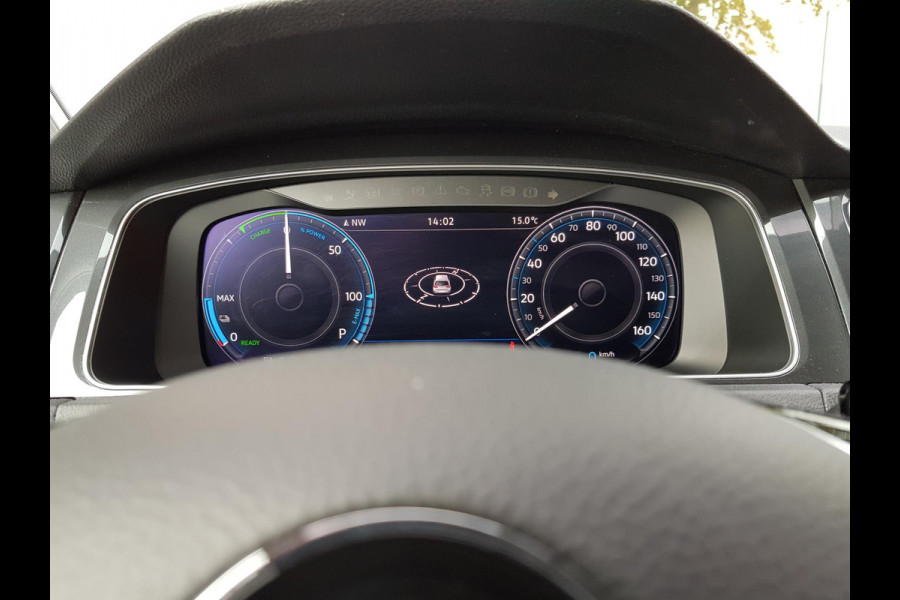 Volkswagen e-Golf Automaat 136pk | Navigatie | Climate Control | Virtuele Cockpit | Camera | Keyless | Stoelverwarming | Parkeer Sensoren | Cruise Control Adaptive | Lichtmetalen velgen 17"