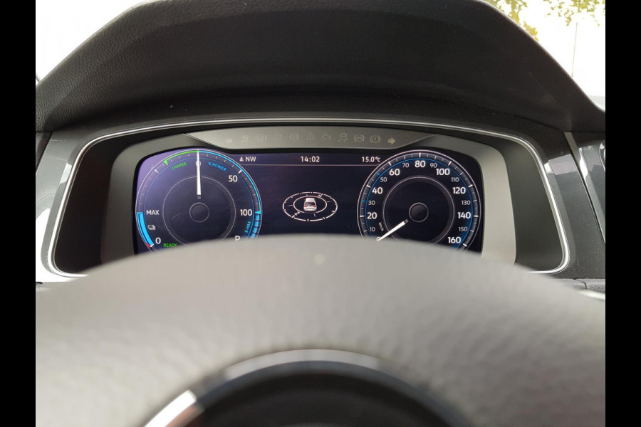 Volkswagen e-Golf Automaat 136pk | Navigatie | Climate Control | Virtuele Cockpit | Camera | Keyless | Stoelverwarming | Parkeer Sensoren | Cruise Control Adaptive | Lichtmetalen velgen 17"