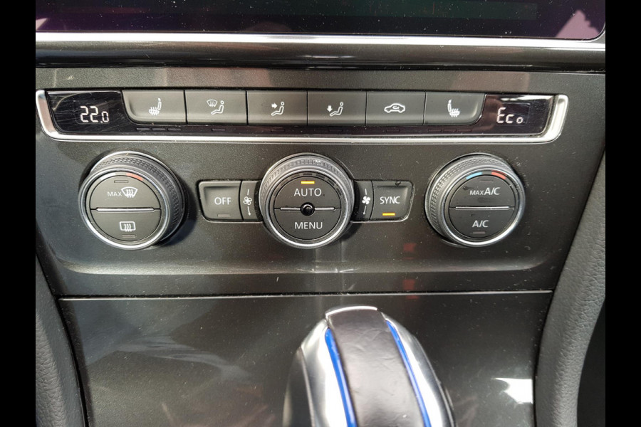 Volkswagen e-Golf Automaat 136pk | Navigatie | Climate Control | Virtuele Cockpit | Camera | Keyless | Stoelverwarming | Parkeer Sensoren | Cruise Control Adaptive | Lichtmetalen velgen 17"