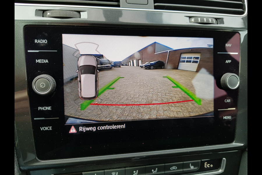 Volkswagen e-Golf Automaat 136pk | Navigatie | Climate Control | Virtuele Cockpit | Camera | Keyless | Stoelverwarming | Parkeer Sensoren | Cruise Control Adaptive | Lichtmetalen velgen 17"