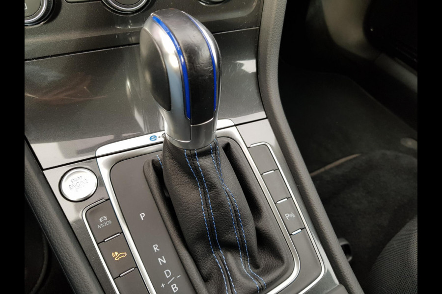 Volkswagen e-Golf Automaat 136pk | Navigatie | Climate Control | Virtuele Cockpit | Camera | Keyless | Stoelverwarming | Parkeer Sensoren | Cruise Control Adaptive | Lichtmetalen velgen 17"