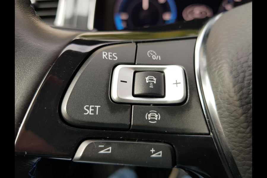 Volkswagen e-Golf Automaat 136pk | Navigatie | Climate Control | Virtuele Cockpit | Camera | Keyless | Stoelverwarming | Parkeer Sensoren | Cruise Control Adaptive | Lichtmetalen velgen 17"