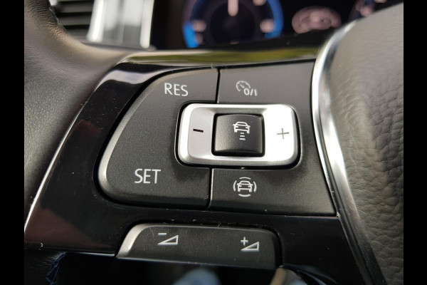Volkswagen e-Golf Automaat 136pk | Navigatie | Climate Control | Virtuele Cockpit | Camera | Keyless | Stoelverwarming | Parkeer Sensoren | Cruise Control Adaptive | Lichtmetalen velgen 17"