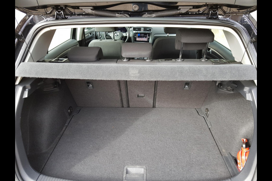 Volkswagen e-Golf Automaat 136pk | Navigatie | Climate Control | Virtuele Cockpit | Camera | Keyless | Stoelverwarming | Parkeer Sensoren | Cruise Control Adaptive | Lichtmetalen velgen 17"