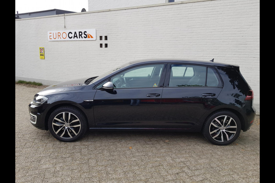 Volkswagen e-Golf Automaat 136pk | Navigatie | Climate Control | Virtuele Cockpit | Camera | Keyless | Stoelverwarming | Parkeer Sensoren | Cruise Control Adaptive | Lichtmetalen velgen 17"