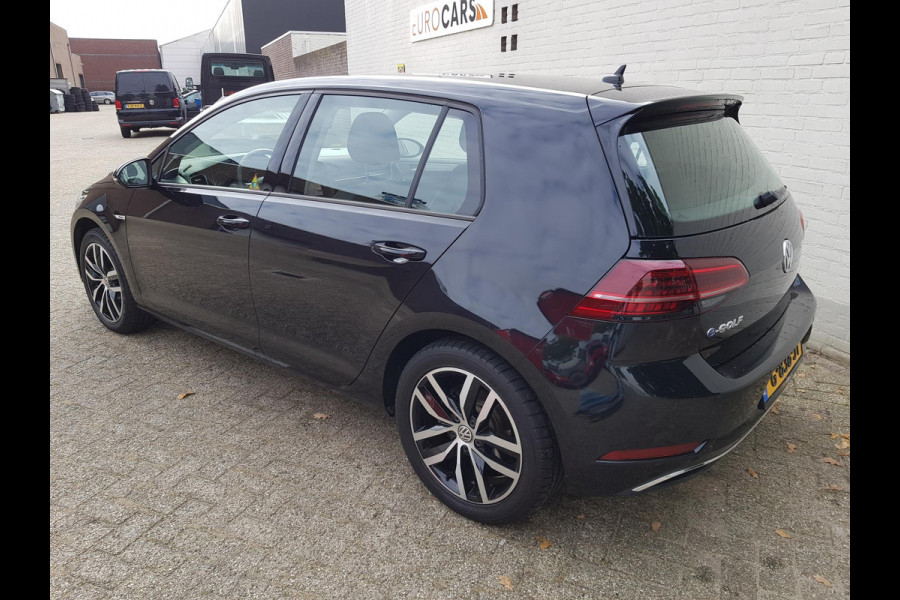 Volkswagen e-Golf Automaat 136pk | Navigatie | Climate Control | Virtuele Cockpit | Camera | Keyless | Stoelverwarming | Parkeer Sensoren | Cruise Control Adaptive | Lichtmetalen velgen 17"