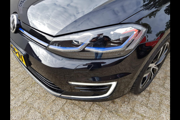 Volkswagen e-Golf Automaat 136pk | Navigatie | Climate Control | Virtuele Cockpit | Camera | Keyless | Stoelverwarming | Parkeer Sensoren | Cruise Control Adaptive | Lichtmetalen velgen 17"