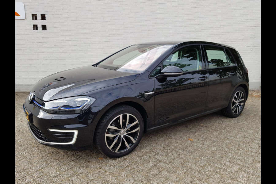 Volkswagen e-Golf Automaat 136pk | Navigatie | Climate Control | Virtuele Cockpit | Camera | Keyless | Stoelverwarming | Parkeer Sensoren | Cruise Control Adaptive | Lichtmetalen velgen 17"