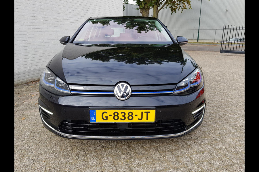Volkswagen e-Golf Automaat 136pk | Navigatie | Climate Control | Virtuele Cockpit | Camera | Keyless | Stoelverwarming | Parkeer Sensoren | Cruise Control Adaptive | Lichtmetalen velgen 17"