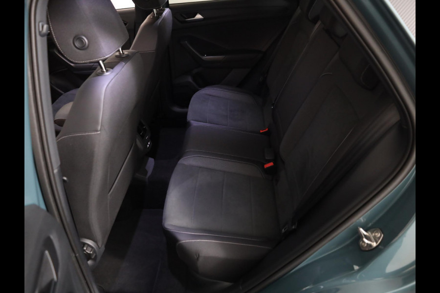 Volkswagen T-Roc 1.5 TSI Style 150 pk Automaat (DSG) | Verlengde garantie | Panoramadak | Parkeersensoren (Park assist) | Stoelverwarming | Black Style pakket |