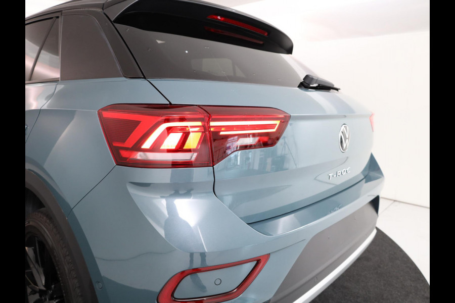 Volkswagen T-Roc 1.5 TSI Style 150 pk Automaat (DSG) | Verlengde garantie | Panoramadak | Parkeersensoren (Park assist) | Stoelverwarming | Black Style pakket |