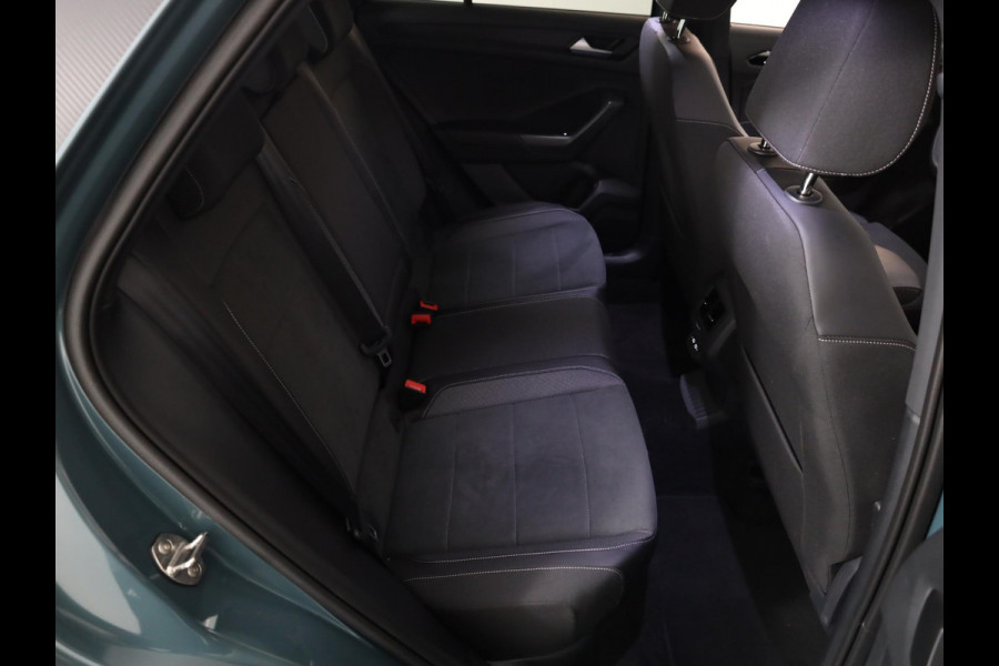 Volkswagen T-Roc 1.5 TSI Style 150 pk Automaat (DSG) | Verlengde garantie | Panoramadak | Parkeersensoren (Park assist) | Stoelverwarming | Black Style pakket |