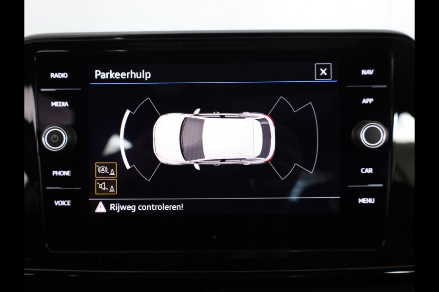 Volkswagen T-Roc 1.5 TSI Style 150 pk Automaat (DSG) | Verlengde garantie | Panoramadak | Parkeersensoren (Park assist) | Stoelverwarming | Black Style pakket |