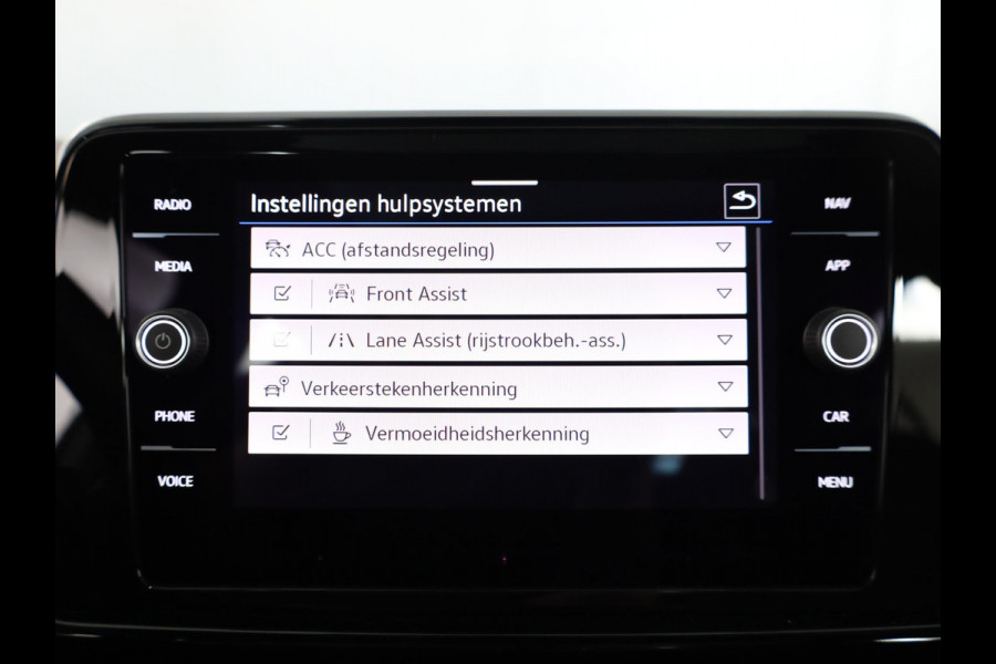 Volkswagen T-Roc 1.5 TSI Style 150 pk Automaat (DSG) | Verlengde garantie | Panoramadak | Parkeersensoren (Park assist) | Stoelverwarming | Black Style pakket |