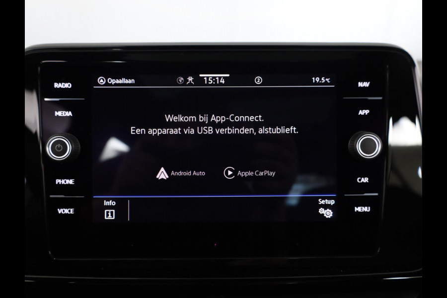Volkswagen T-Roc 1.5 TSI Style 150 pk Automaat (DSG) | Verlengde garantie | Panoramadak | Parkeersensoren (Park assist) | Stoelverwarming | Black Style pakket |