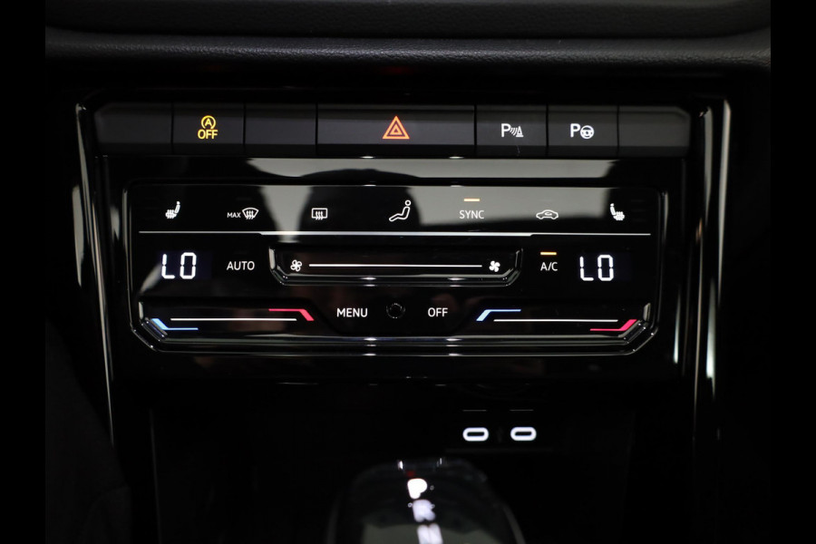 Volkswagen T-Roc 1.5 TSI Style 150 pk Automaat (DSG) | Verlengde garantie | Panoramadak | Parkeersensoren (Park assist) | Stoelverwarming | Black Style pakket |
