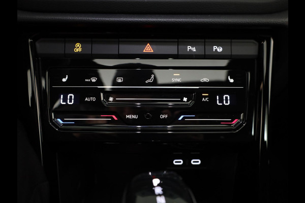 Volkswagen T-Roc 1.5 TSI Style 150 pk Automaat (DSG) | Verlengde garantie | Panoramadak | Parkeersensoren (Park assist) | Stoelverwarming | Black Style pakket |