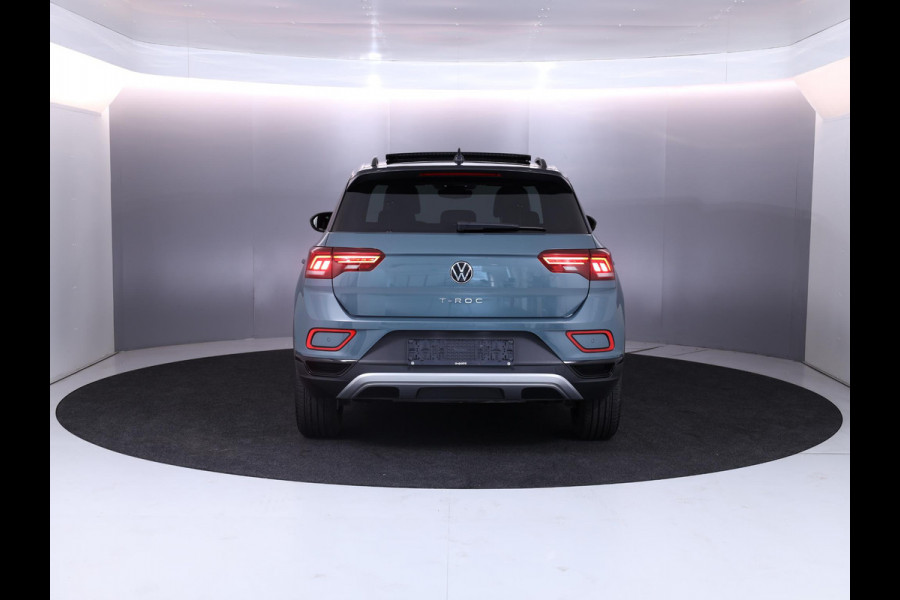 Volkswagen T-Roc 1.5 TSI Style 150 pk Automaat (DSG) | Verlengde garantie | Panoramadak | Parkeersensoren (Park assist) | Stoelverwarming | Black Style pakket |