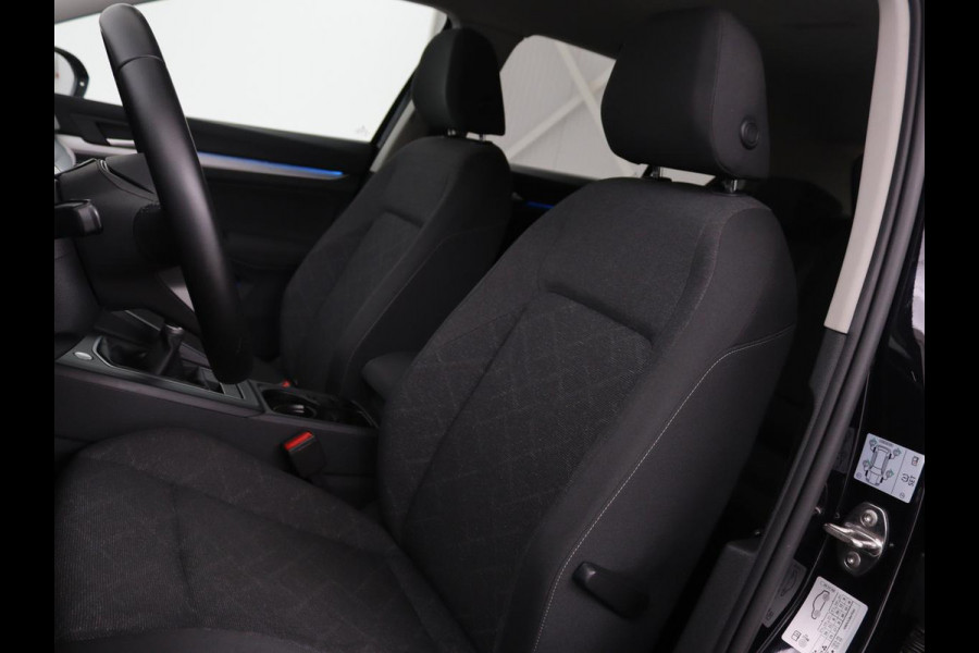 Volkswagen Golf 1.0 TSI Life | Stoel & stuurverwarming | Carplay | Adaptive cruise | Navigatie | Sfeerverlichting | Full LED | Parkeerhulp | Getint glas