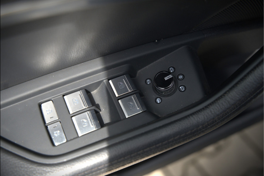 Audi e-tron 50 quattro S edition 71 kWh | S Line | Black Edition | Panoramadak | Memory Seats | Camera | Luchtvering | Adaptive Cruise Control | Keyless | Matrix LED | Leder | Stoelverwarming | NAP | BTW