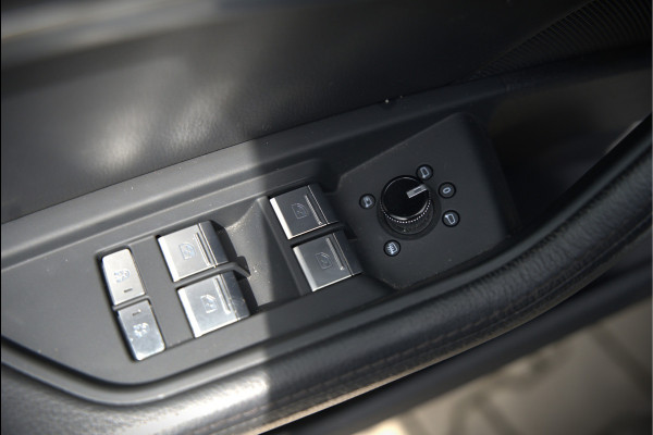 Audi e-tron 50 quattro S edition 71 kWh | S Line | Black Edition | Panoramadak | Memory Seats | Camera | Luchtvering | Adaptive Cruise Control | Keyless | Matrix LED | Leder | Stoelverwarming | NAP | BTW
