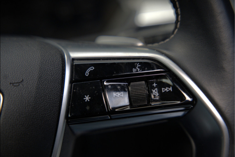 Audi e-tron 50 quattro S edition 71 kWh | S Line | Black Edition | Panoramadak | Memory Seats | Camera | Luchtvering | Adaptive Cruise Control | Keyless | Matrix LED | Leder | Stoelverwarming | NAP | BTW