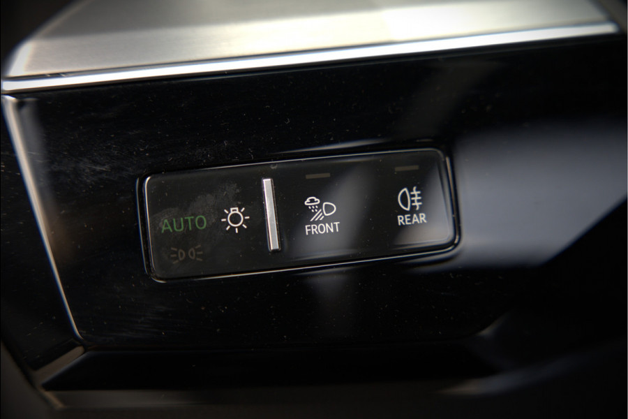 Audi e-tron 50 quattro S edition 71 kWh | S Line | Black Edition | Panoramadak | Memory Seats | Camera | Luchtvering | Adaptive Cruise Control | Keyless | Matrix LED | Leder | Stoelverwarming | NAP | BTW