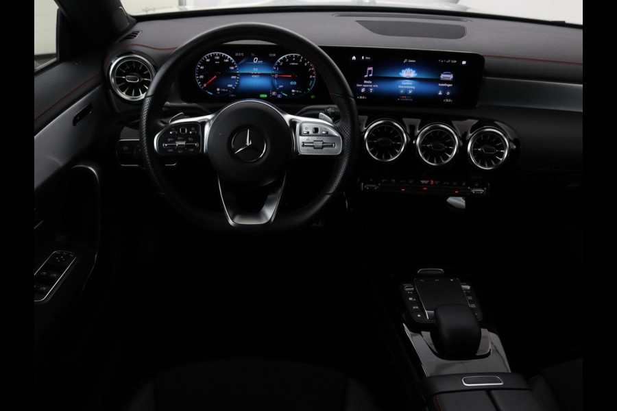 Mercedes-Benz CLA-Klasse 250e AMG Night | Stoelverwarming | Leder/Alcantara | Camera | Widescreen | Navigatie | Full LED | Sportstoelen