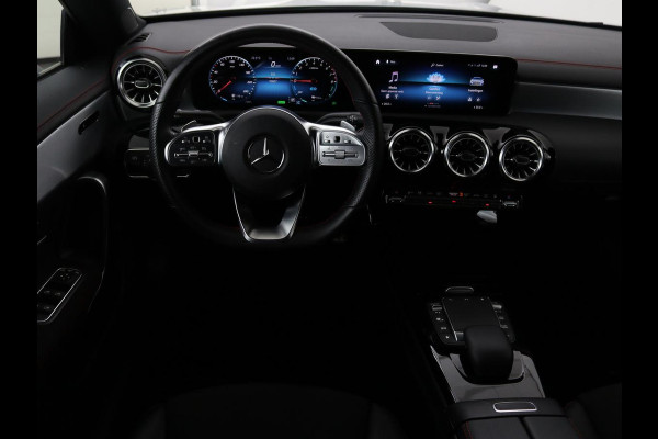 Mercedes-Benz CLA-Klasse 250e AMG Night | Stoelverwarming | Leder/Alcantara | Camera | Widescreen | Navigatie | Full LED | Sportstoelen